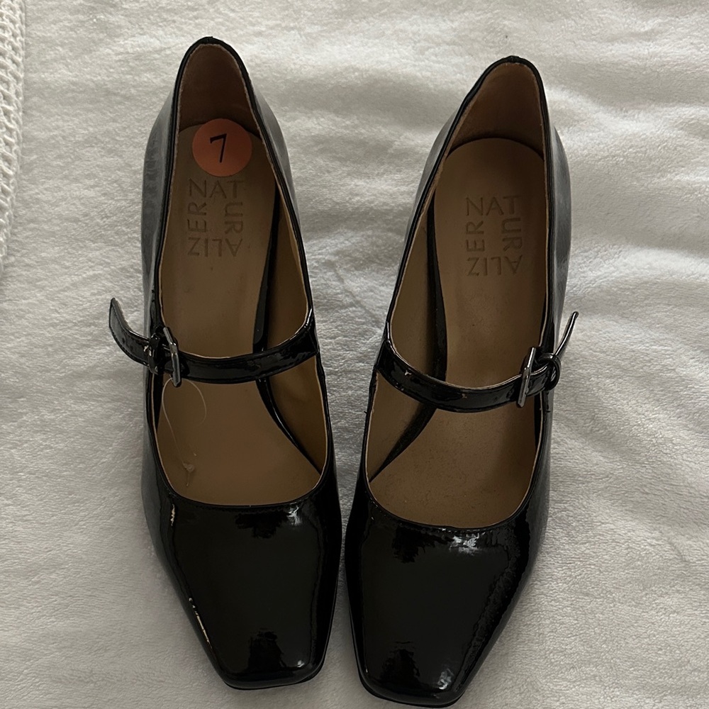 Brand New Naturalizers  black leather comfortable heels
